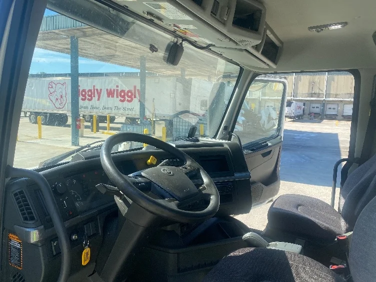 2020 Volvo VNL 300 - image 10