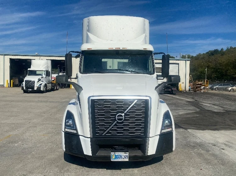 2020 Volvo VNL 300 - image 2