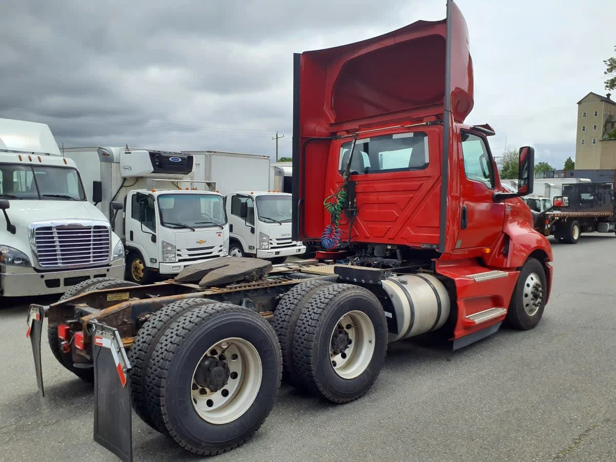 2020 International LT - image 4