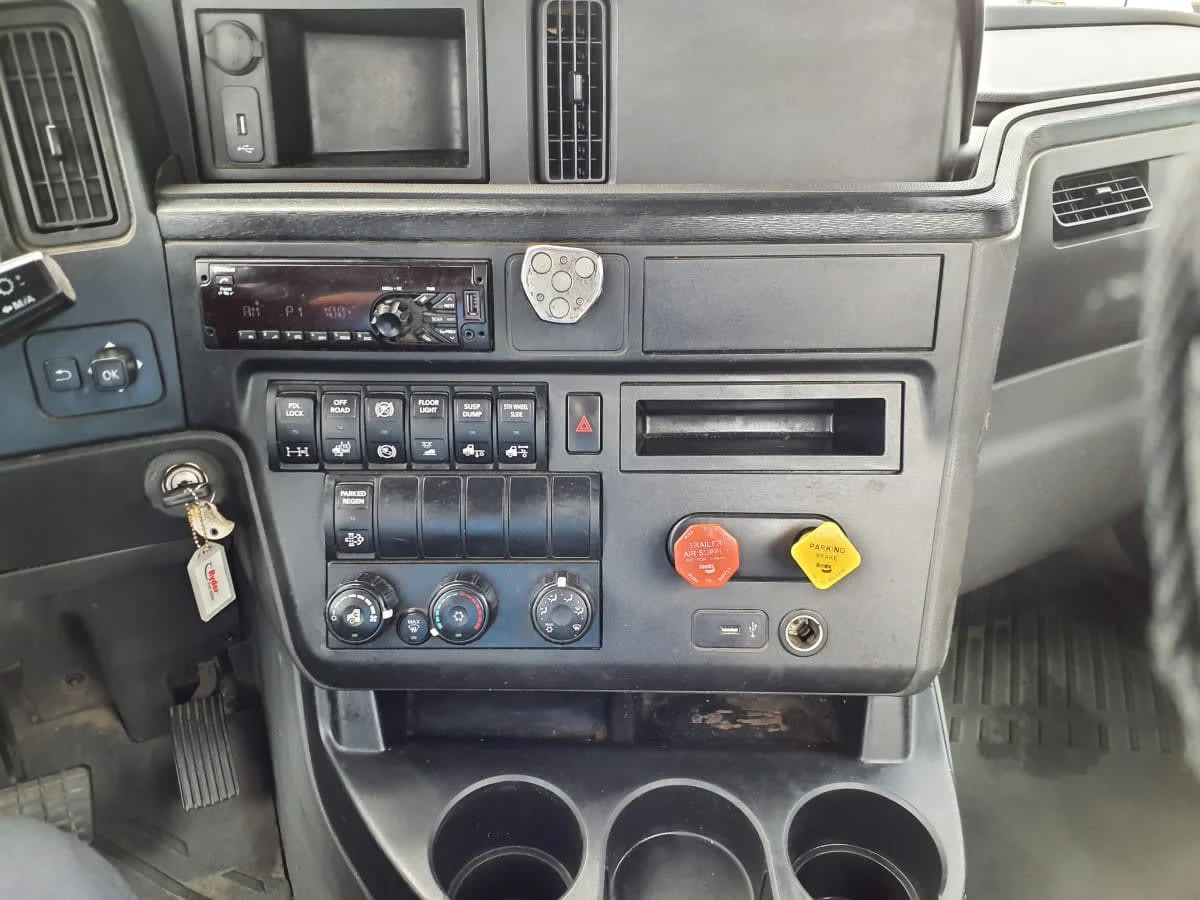 2020 International LT - image 7