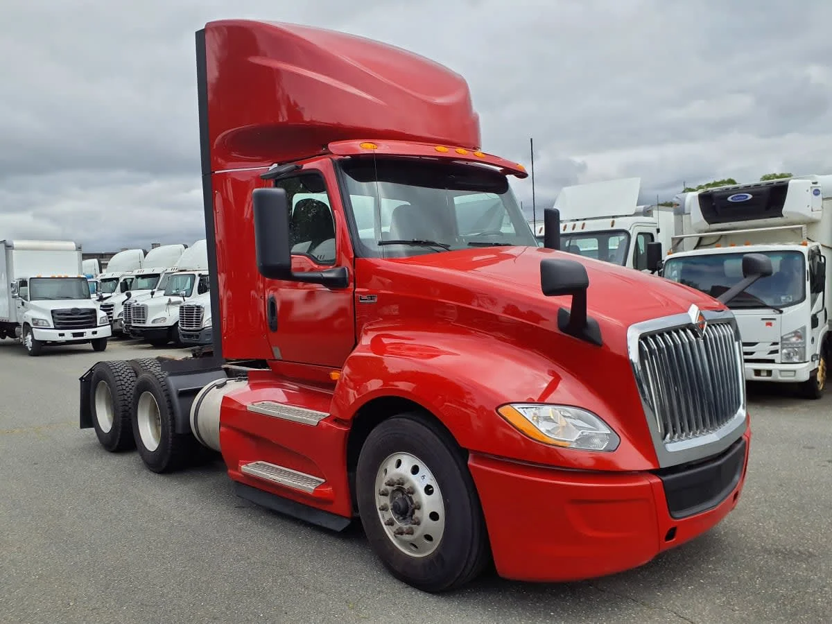 2020 International LT - image 3