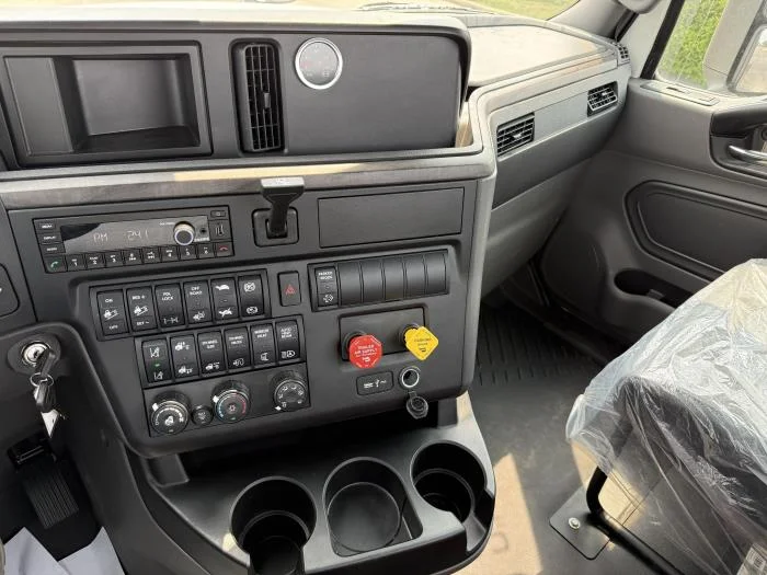 2027 International LT — photo 11