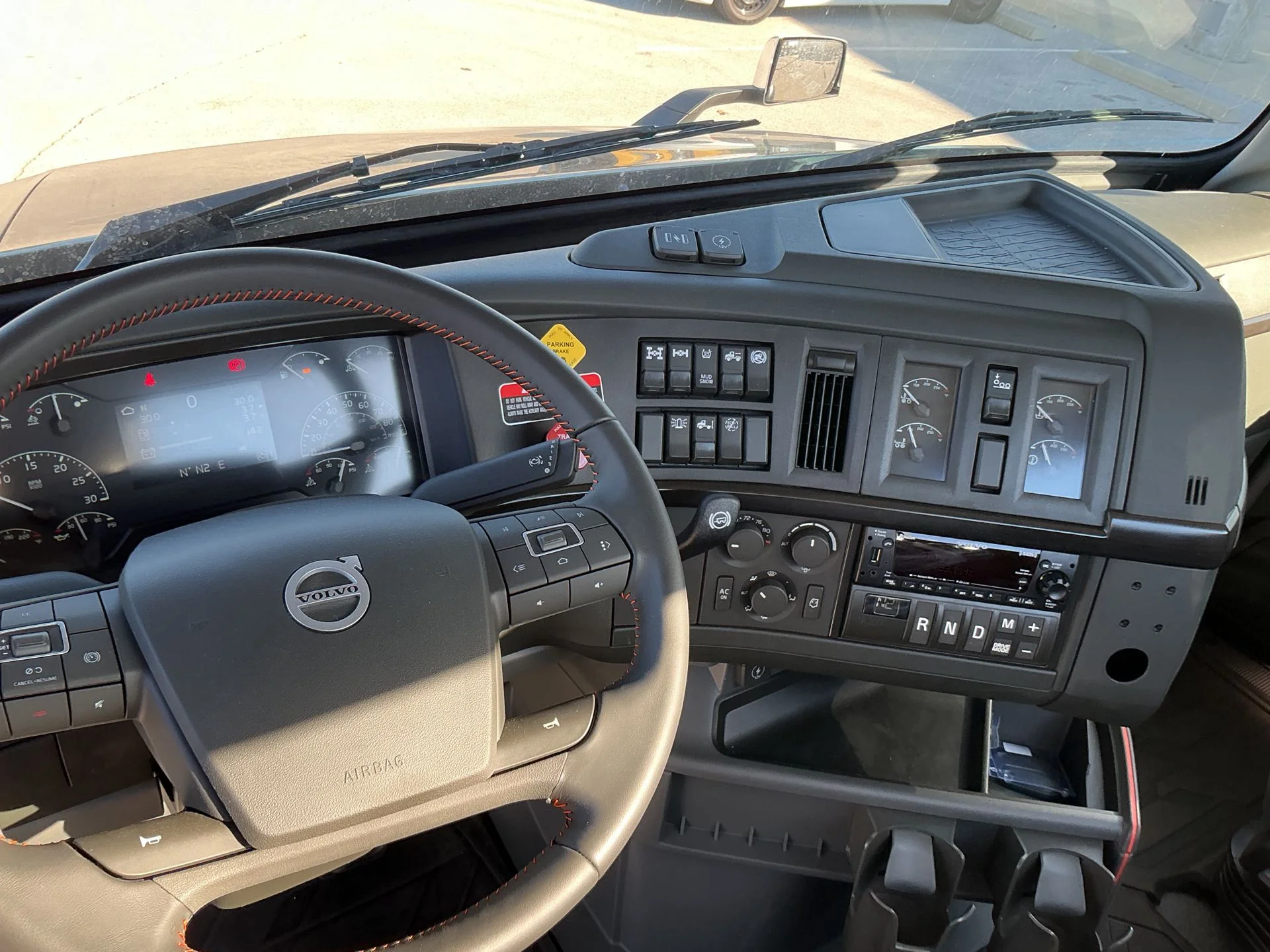 2026 Volvo VNL 860 in Indianapolis, IN — photo 17