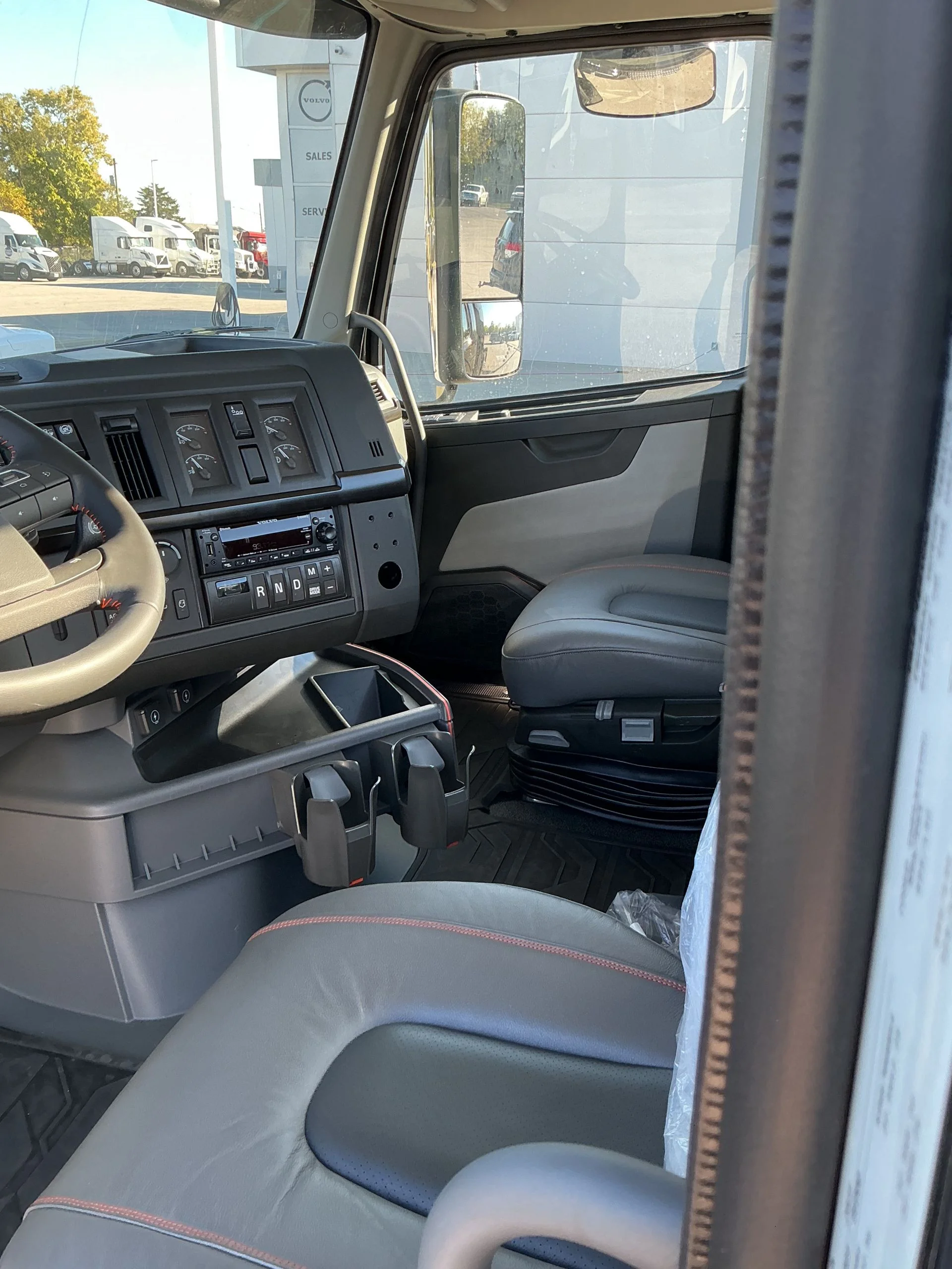 2026 Volvo VNL 860 in Indianapolis, IN — photo 14