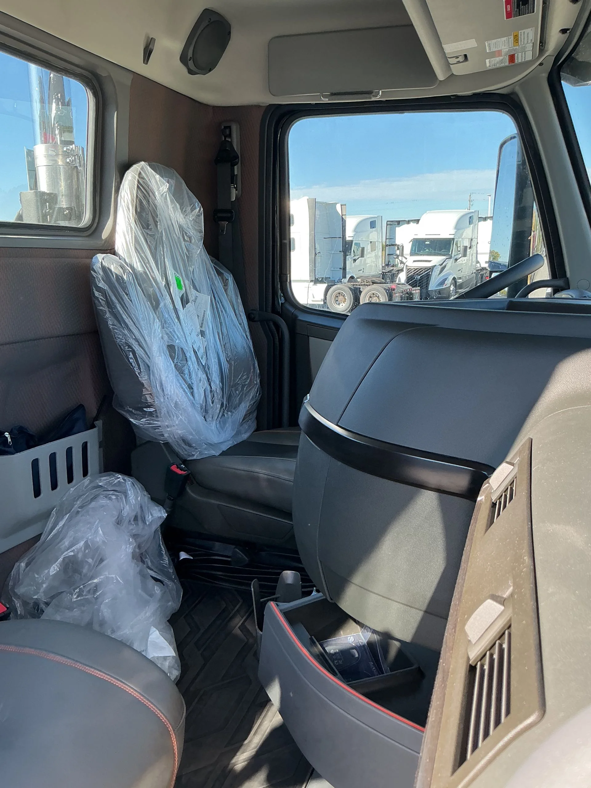 2026 Volvo VNL 860 in Indianapolis, IN — photo 15
