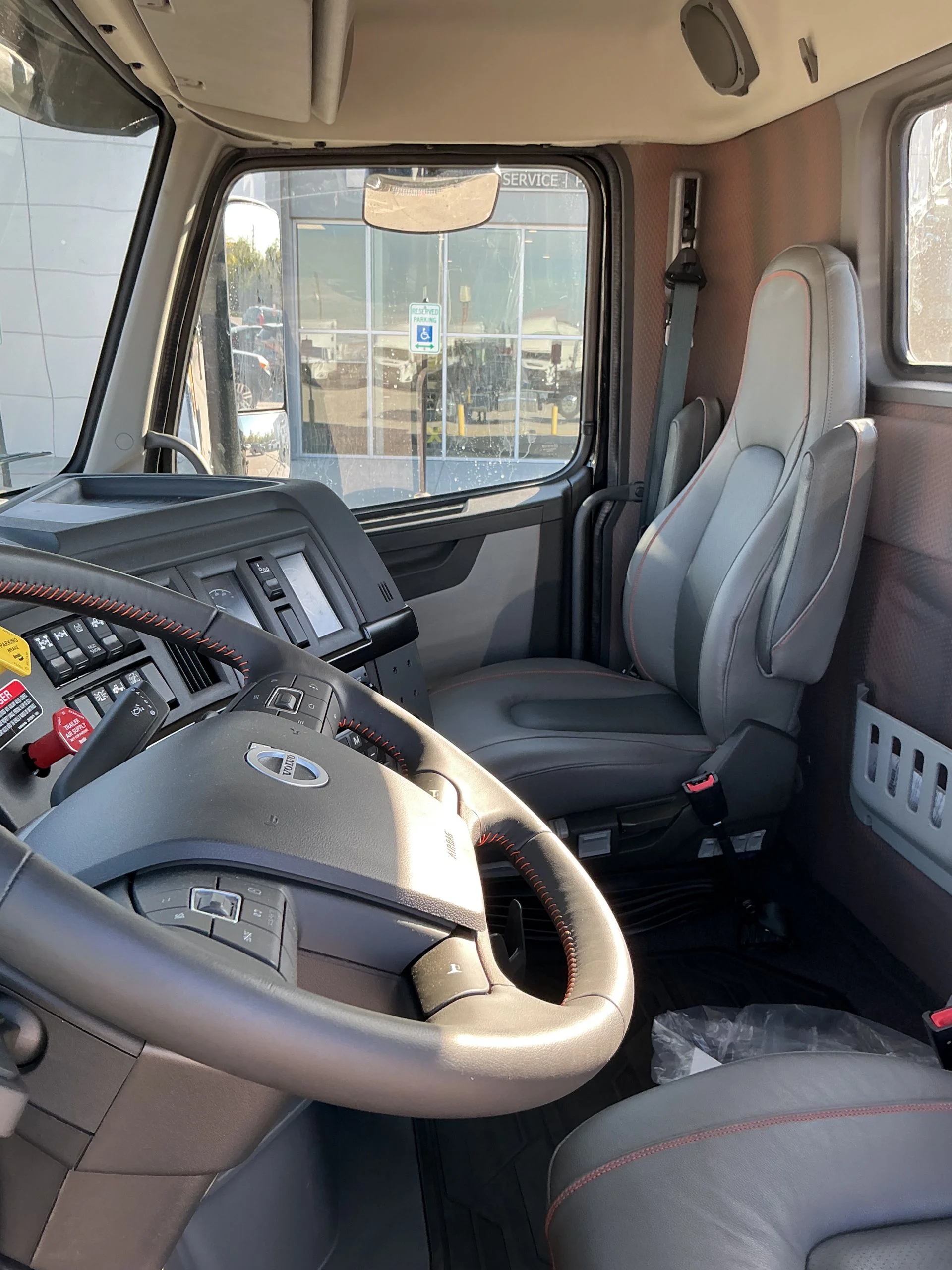 2026 Volvo VNL 860 in Indianapolis, IN — photo 13