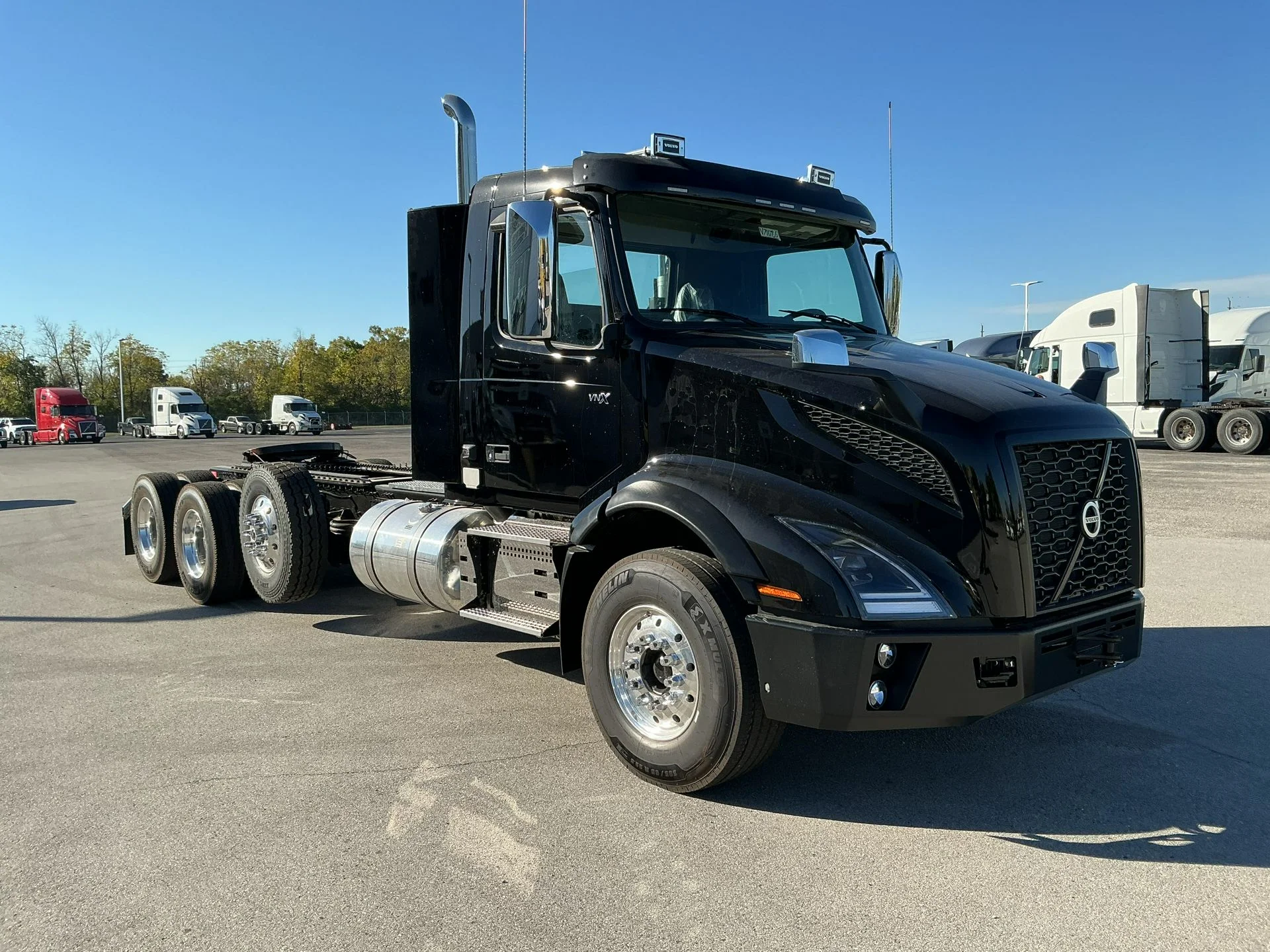 2026 Volvo VNL 860 in Indianapolis, IN — photo 3
