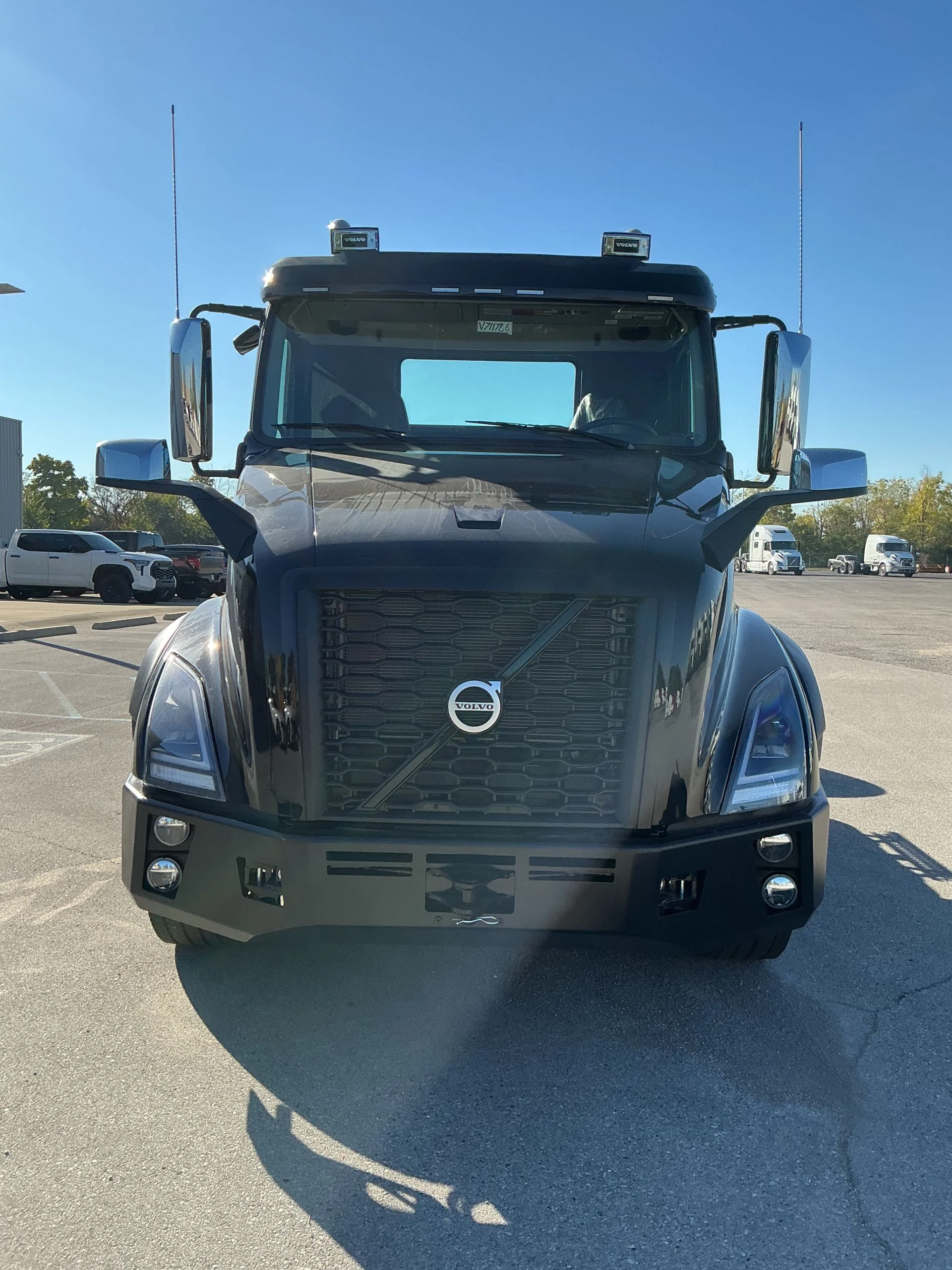 2026 Volvo VNL 860 in Indianapolis, IN — photo 2