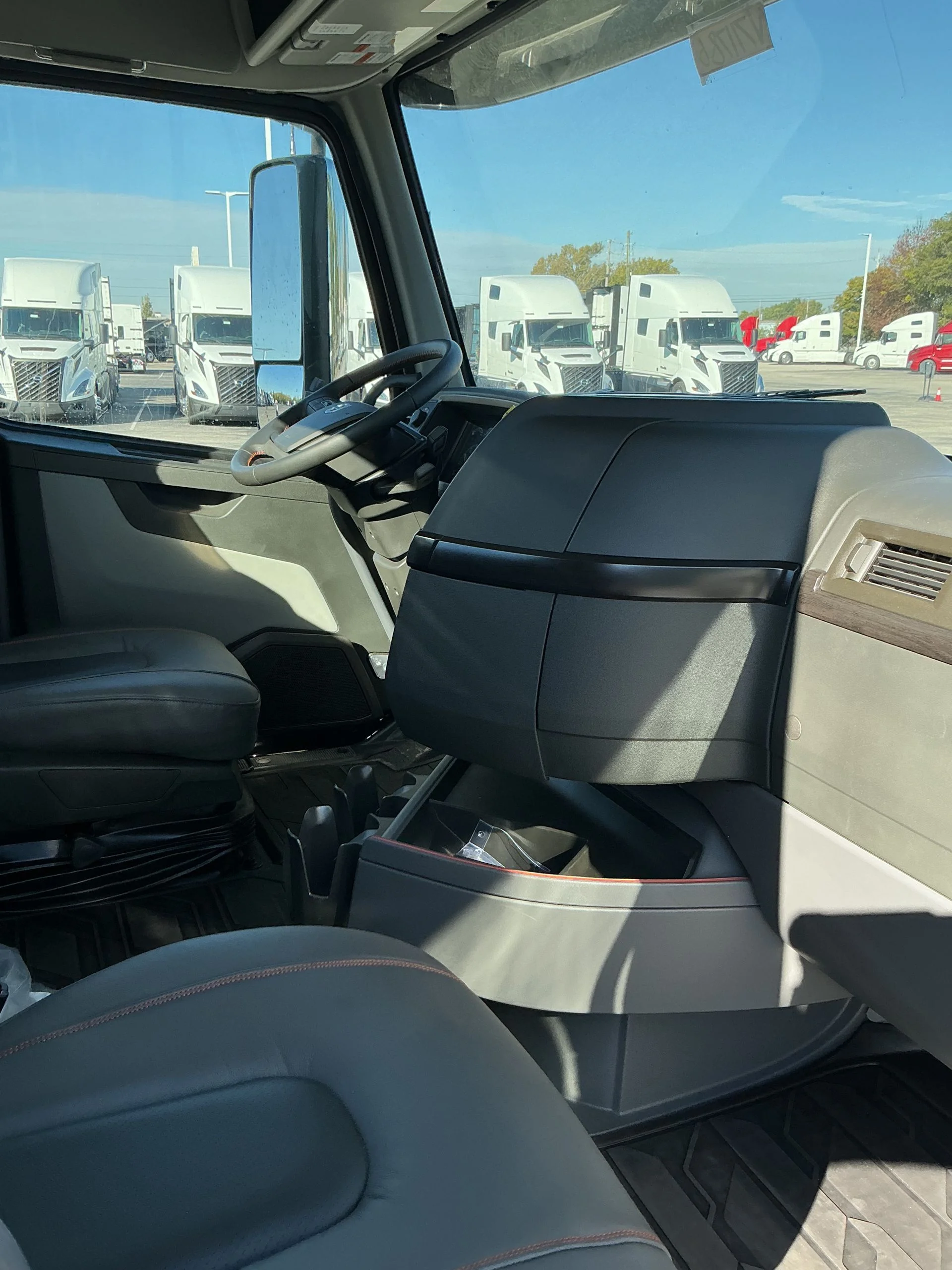 2026 Volvo VNL 860 in Indianapolis, IN — photo 16