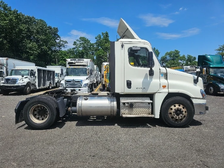 2019 Freightliner Cascadia in Edison, NJ — photo 8