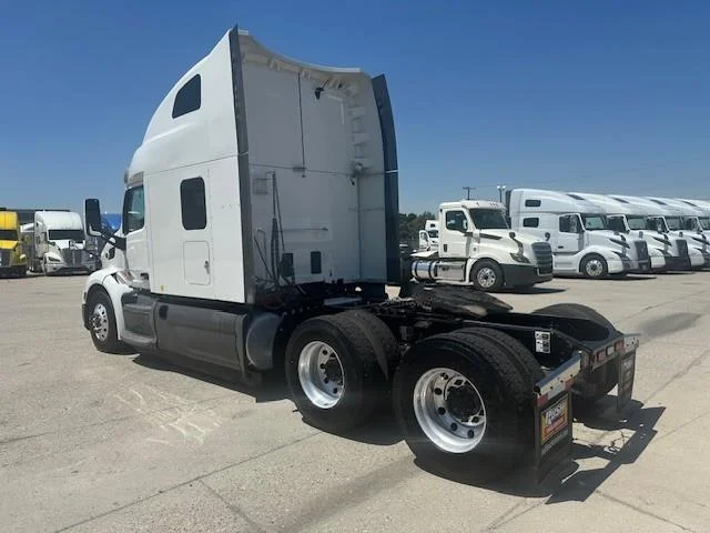2021 Peterbilt 579 in Fontana, CA — photo 7