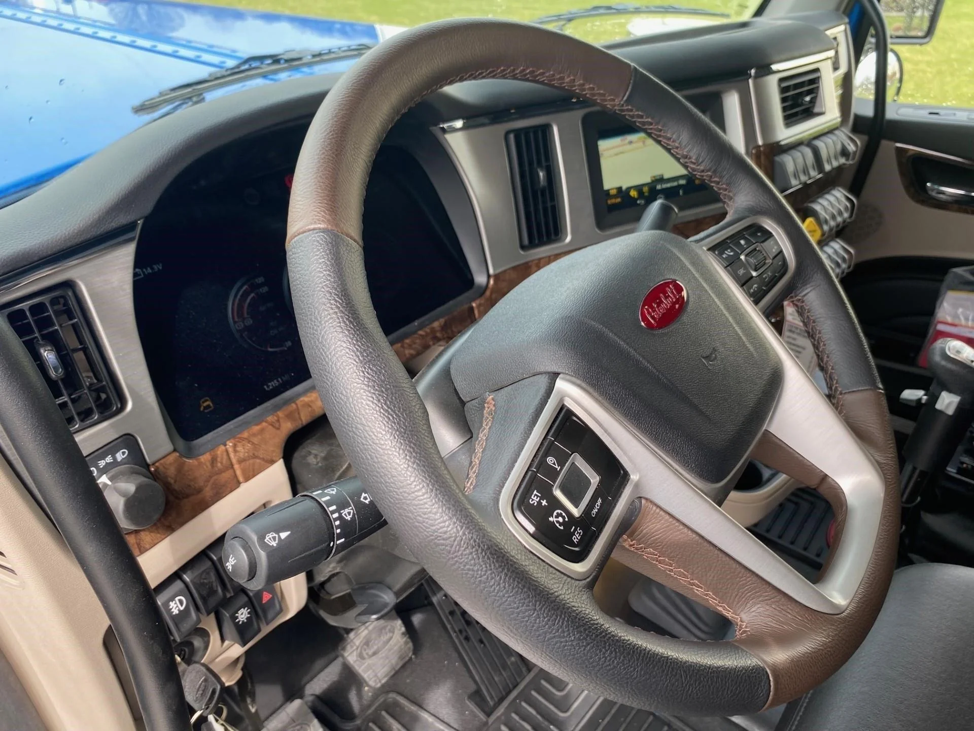 2025 Peterbilt 589 - image 10