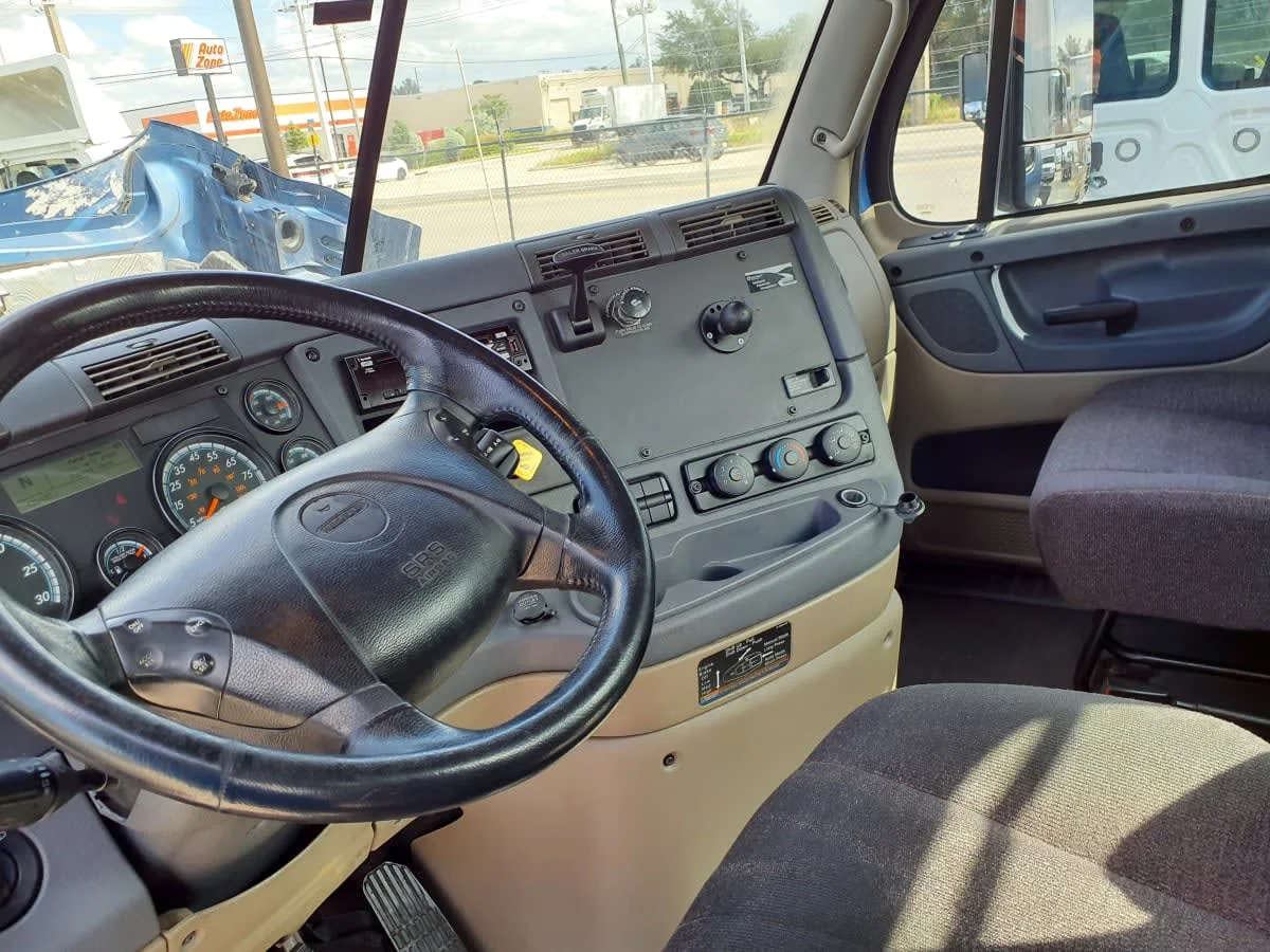 2018 Freightliner Cascadia - image 7