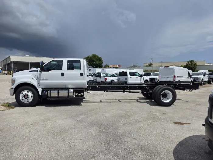 2027 Ford F-750 — photo 9