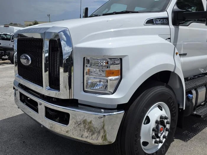 2027 Ford F-750 — photo 10