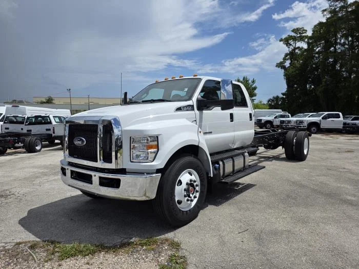 2027 Ford F-750 — photo 2