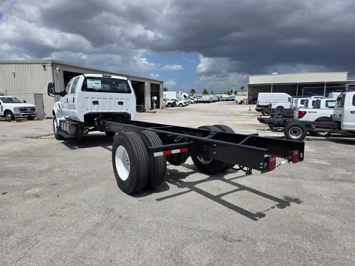 2027 Ford F-750 — photo 8