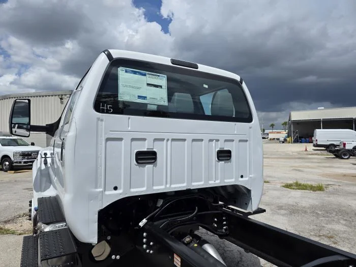 2027 Ford F-750 — photo 15