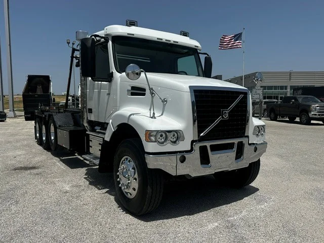 2020 Volvo VHD 300 in San Antonio, TX — photo 2