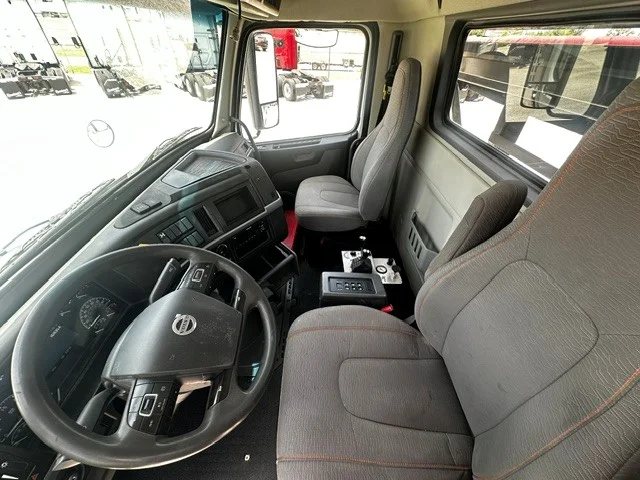 2020 Volvo VHD 300 in San Antonio, TX — photo 10