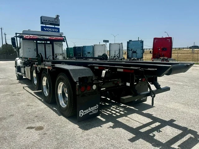 2020 Volvo VHD 300 in San Antonio, TX — photo 6