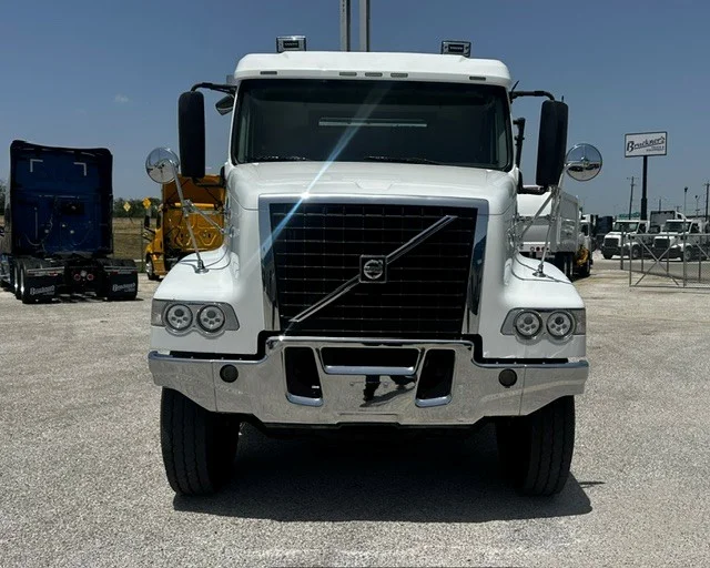 2020 Volvo VHD 300 in San Antonio, TX — photo 3