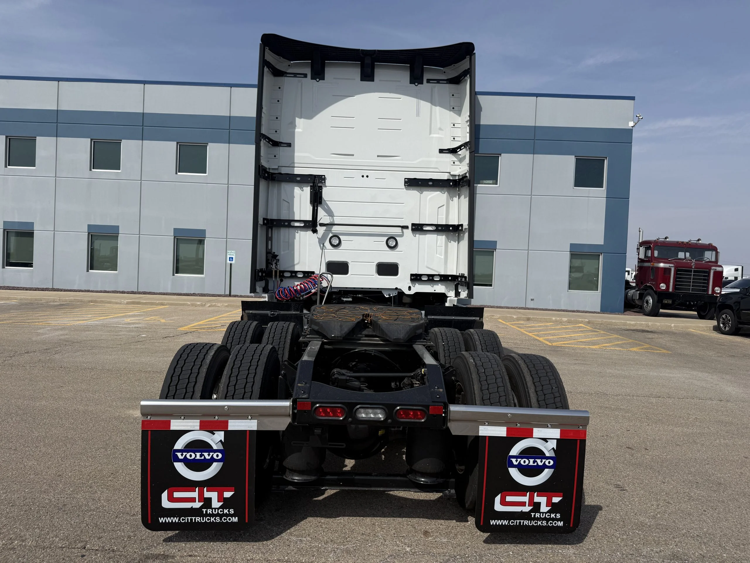 2027 Volvo VNL 860 - image 6