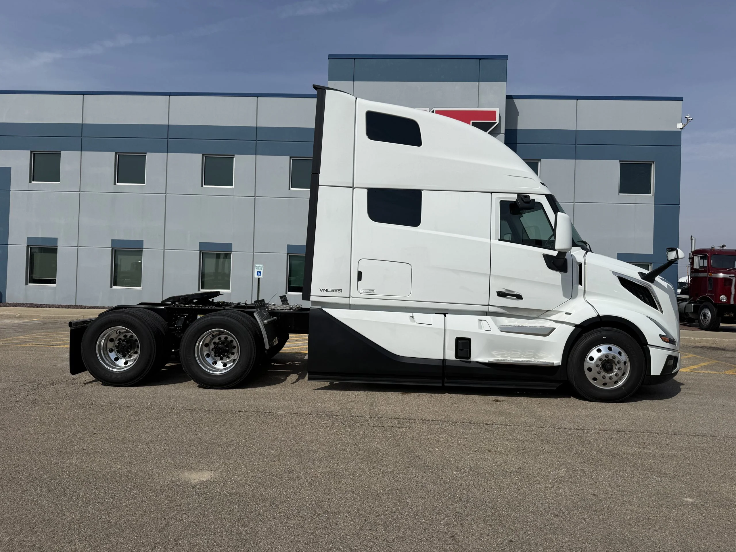 2027 Volvo VNL 860 - image 4