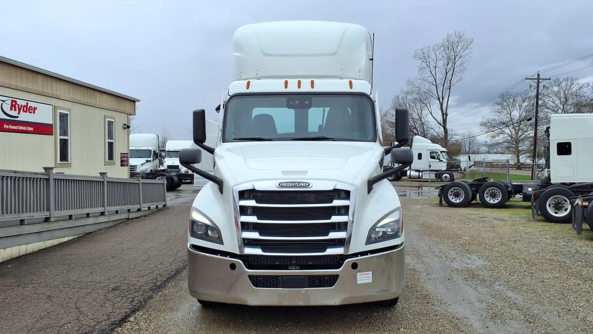 2021 Freightliner Cascadia in West Chester, OH — photo 2
