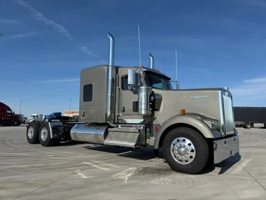 2027 Kenworth W900