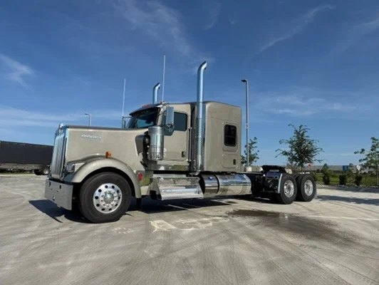 2027 Kenworth W900 in Ankeny, IA — photo 2