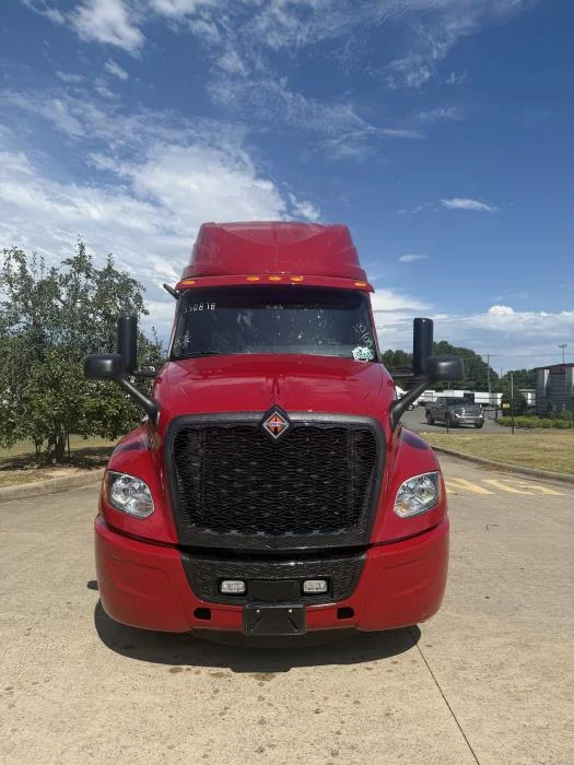 2027 International LT — photo 9