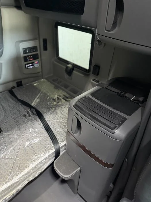 2027 International LT — photo 13