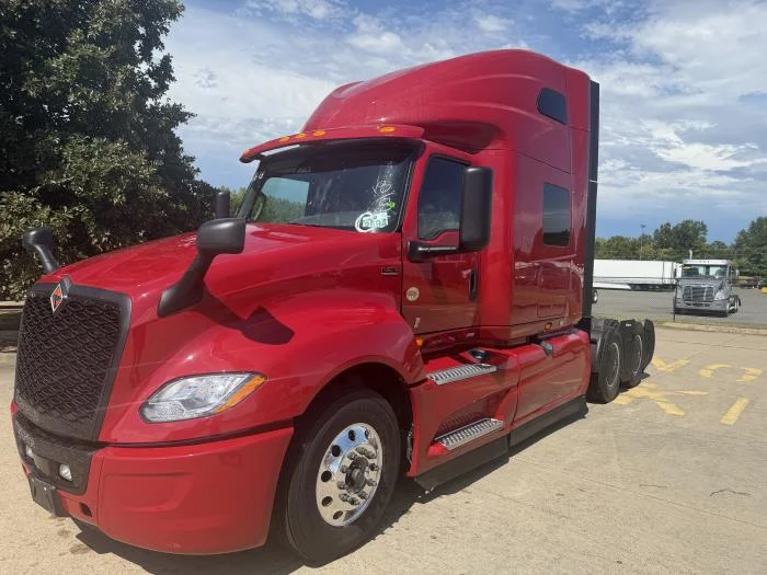 2027 International LT — photo 2