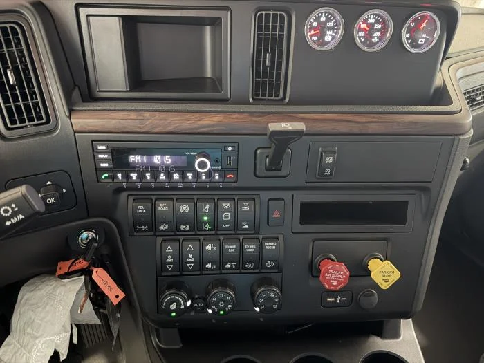 2027 International LT — photo 10