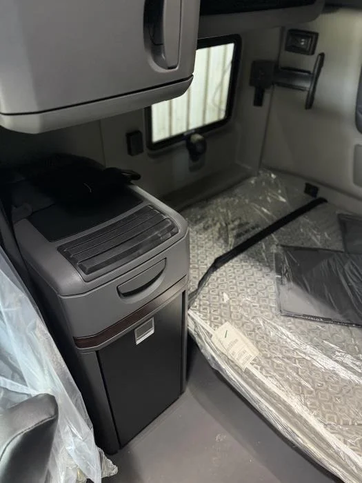 2027 International LT — photo 12