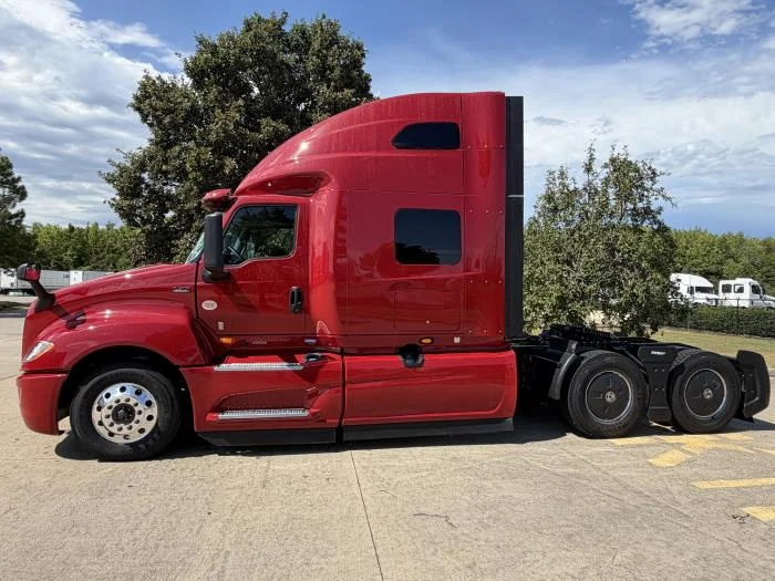 2027 International LT — photo 3