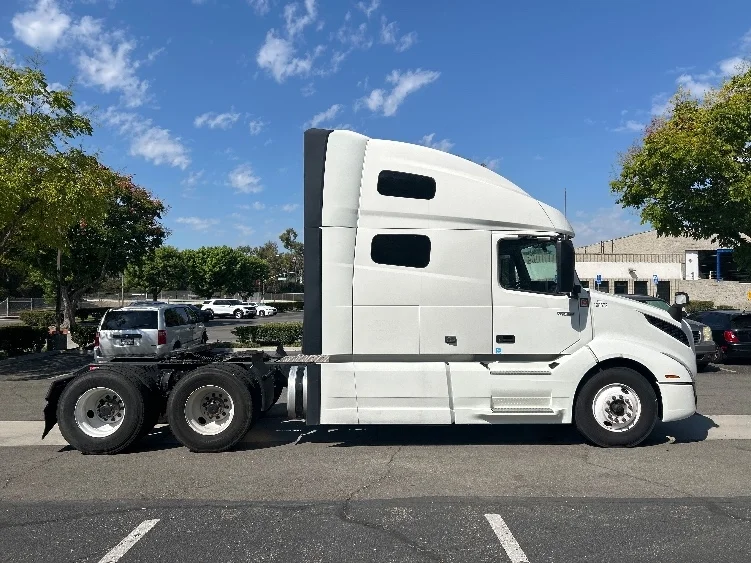2024 Volvo VNL 760 in Allentown, PA — photo 8