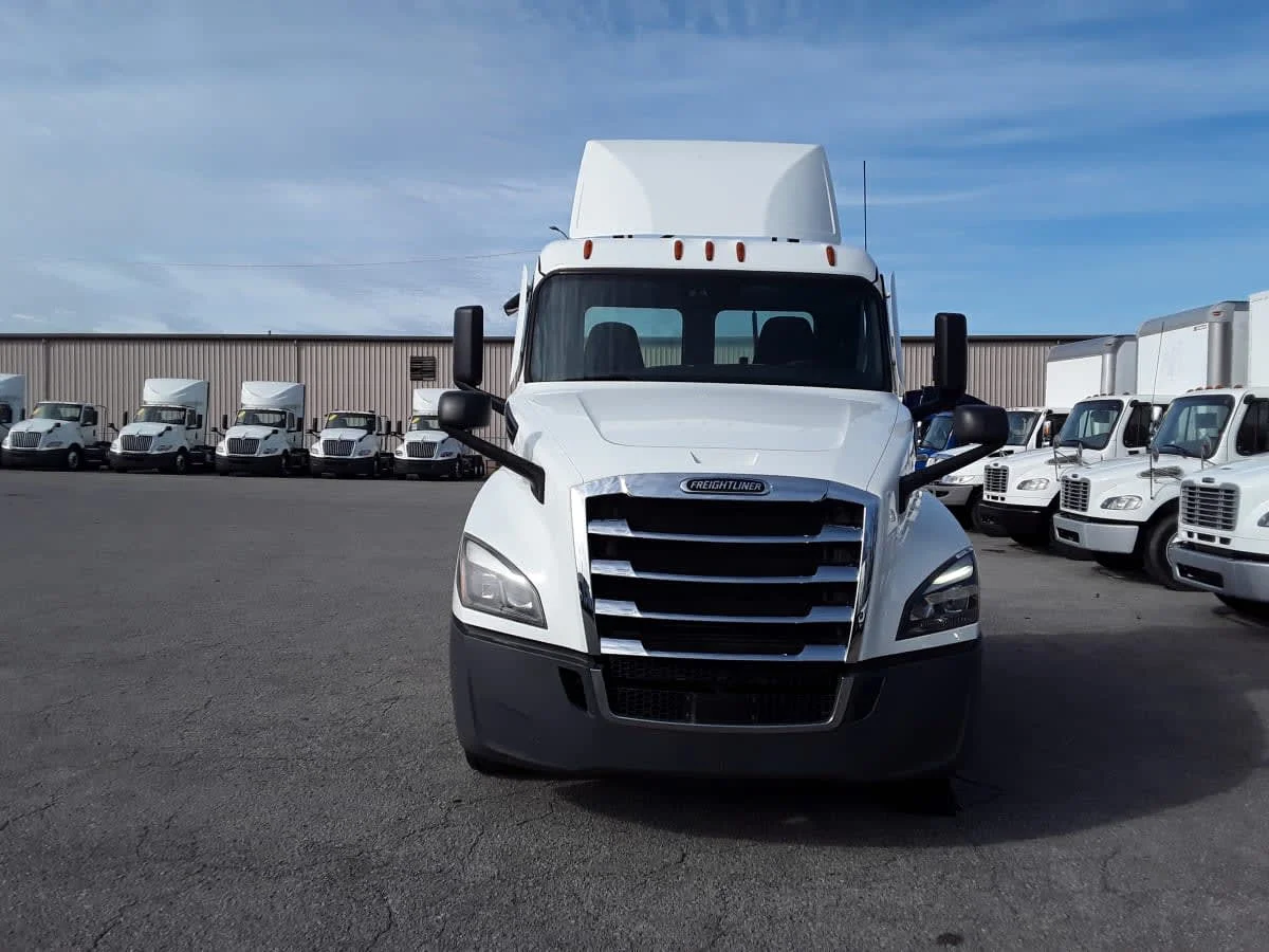 2022 Freightliner Cascadia in La Vergne, TN — photo 2