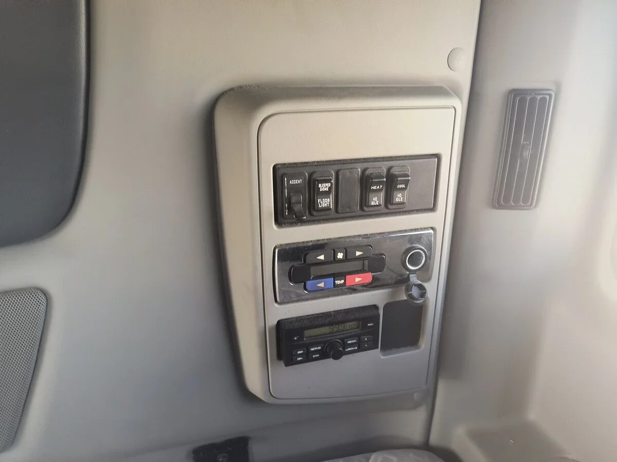 2021 International LT - image 9