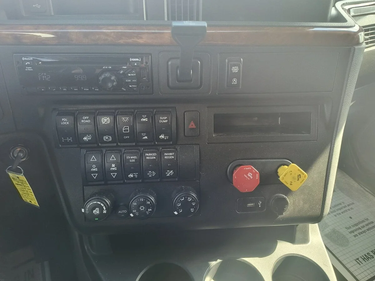 2021 International LT - image 6