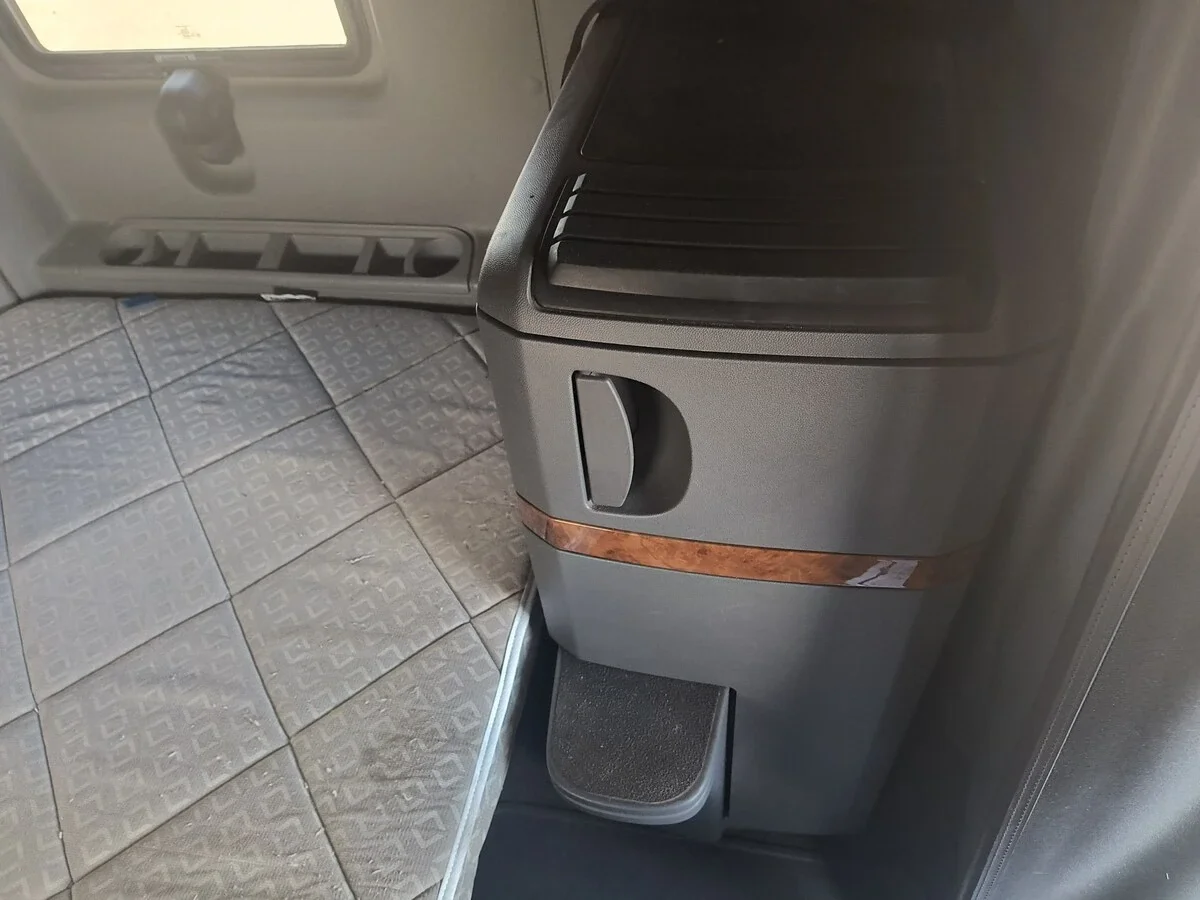 2021 International LT - image 7