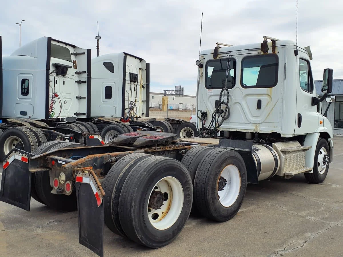 2019 Freightliner Cascadia in Oak Creek, WI — photo 4