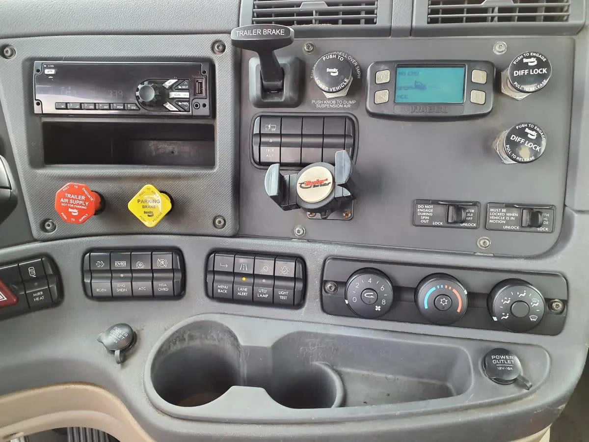 2019 Freightliner Cascadia in Oak Creek, WI — photo 11