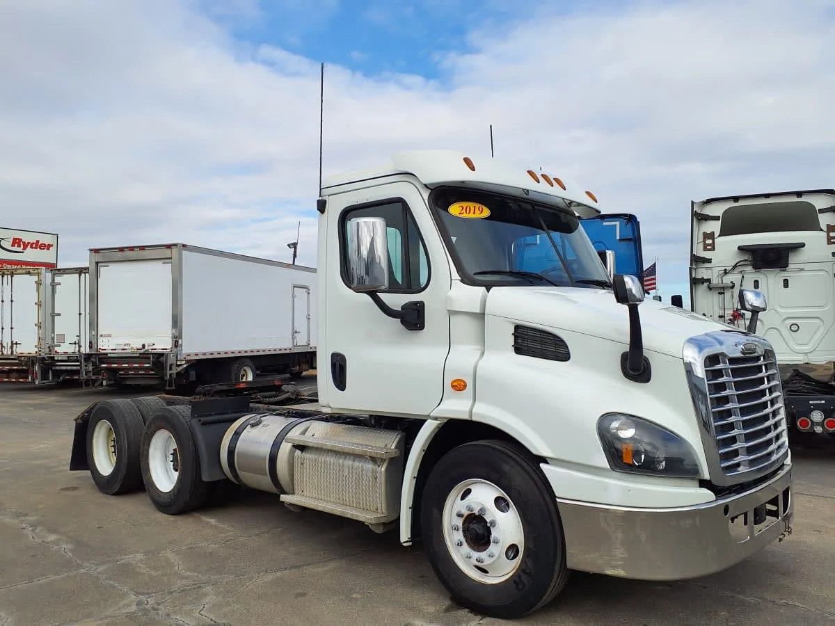 2019 Freightliner Cascadia in Oak Creek, WI — photo 3
