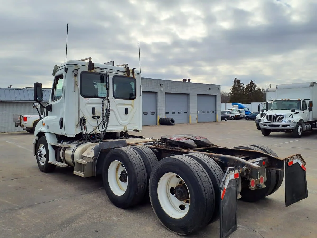 2019 Freightliner Cascadia in Oak Creek, WI — photo 6