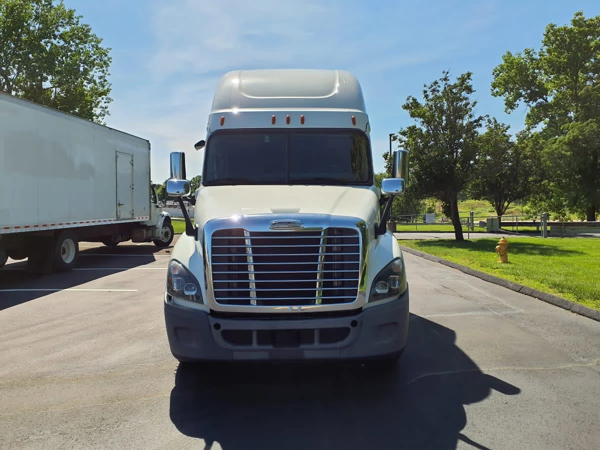 2020 Freightliner Cascadia in O'fallon, MO — photo 2