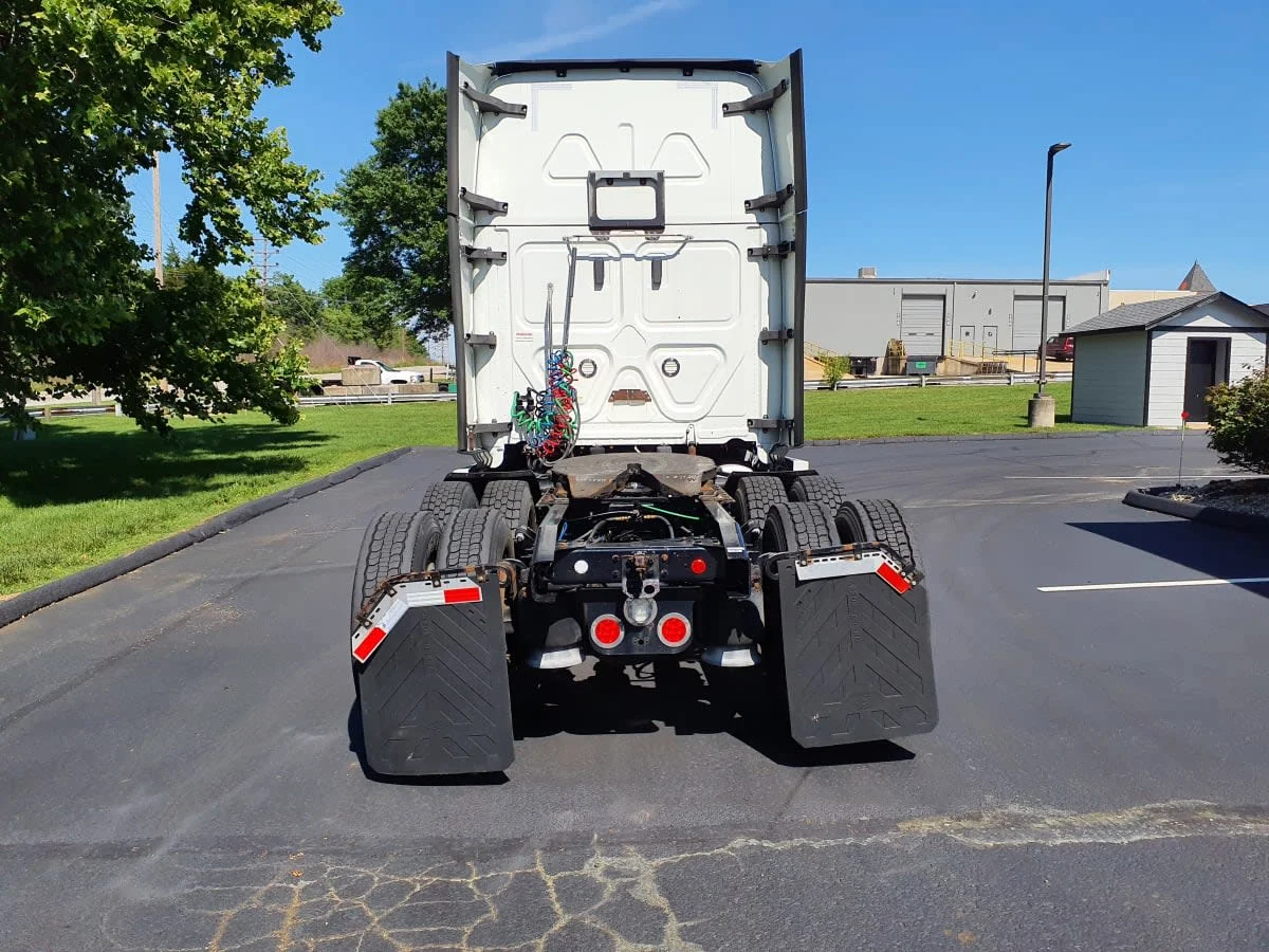 2020 Freightliner Cascadia in O'fallon, MO — photo 5