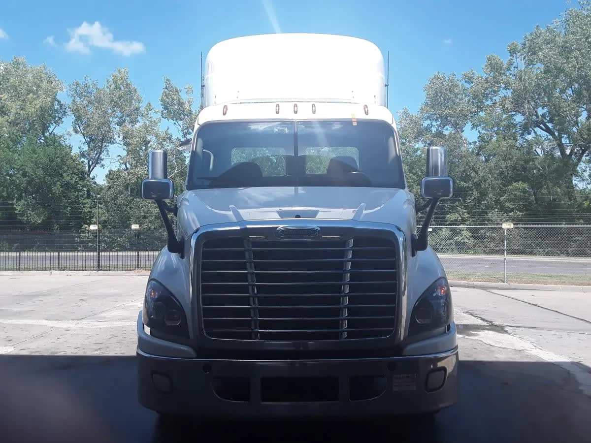 2017 Freightliner Cascadia in Kansas City, MO — photo 2