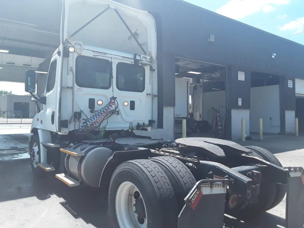 2017 Freightliner Cascadia in Kansas City, MO — photo 6